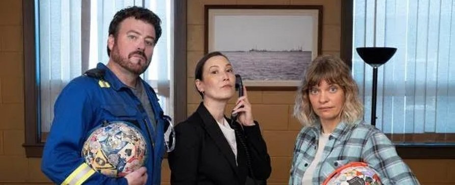 „The Trades“: Skandalnudel Tom Green in neuer Comedy – Arbeiterschaft einer Ölraffinerie ringt mit neuer Chefin – Bild: Crave