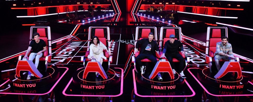 Die Jury der neunten Staffel von „The Voice Kids“: (v. l.) Wincent Weiss, Stefanie Kloß, Michi Beck, Smudo und Álvaro Soler – Bild: Sat.1/Claudius Pflug