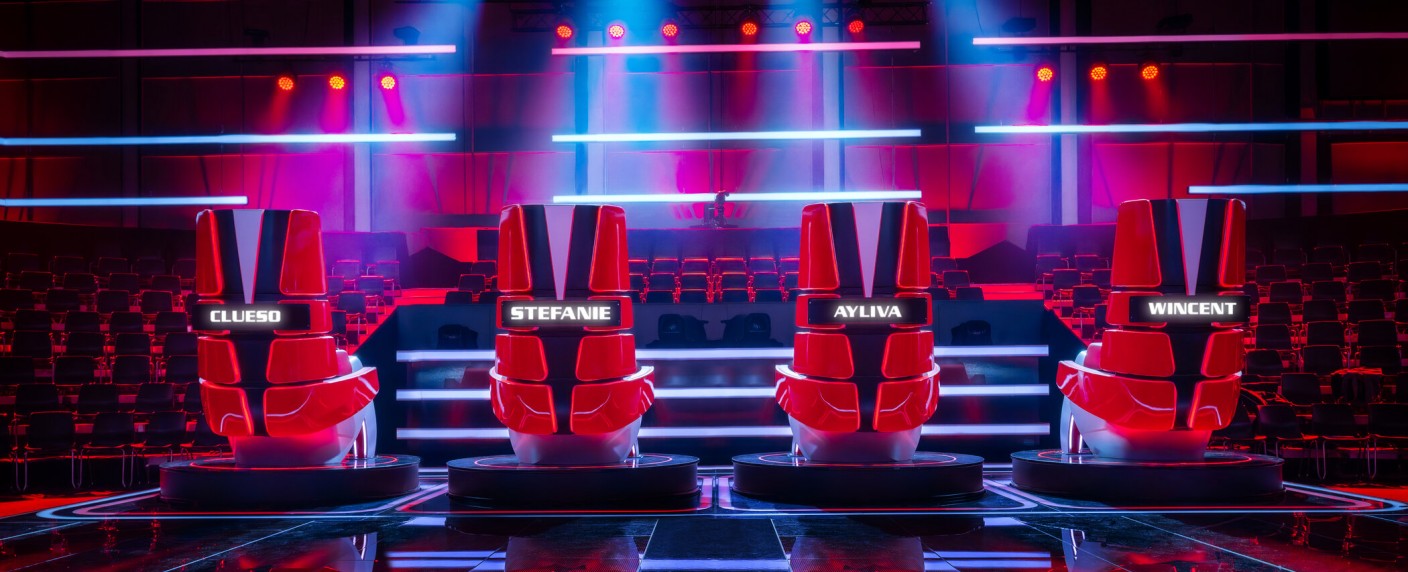 Das ist die neue „The Voice Kids“-Jury für 2025 – Zwei alte Bekannte und zwei Neulinge buzzern für die Talente – Bild: Joyn/​Claudius Pflug