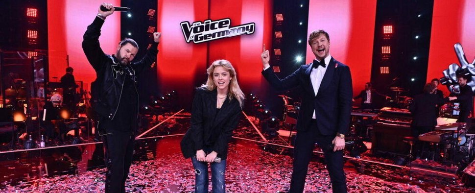 Die 19-jährige Schweizerin Paula Dalla Corte (M., mit Rea Garvey (l.) und Samu Haber) gewann die Jubiläumsstaffel von „The Voice of Germany“ – Bild: ProSiebenSat.1/Claudius Pflug