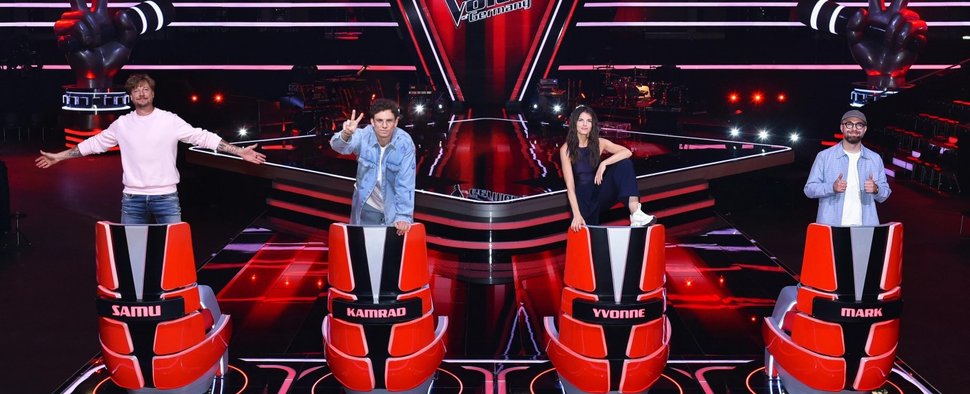 Die diesjährigen Coaches von „The Voice of Germany“: (v. l. n. r.) Samu Haber, Kamrad, Yvonne Catterfeld und Mark Forster – Bild: Joyn/André Kowalski