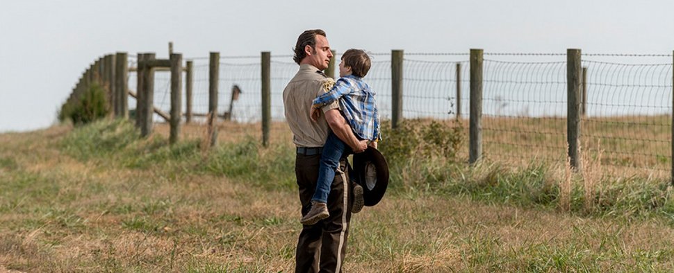 „The Walking Dead“: Rick Grimes (Andrew Lincoln) schwelgt in Erinnerungen an bessere Zeiten mit Sohn Carl (Chandler Riggs) – Bild: AMC