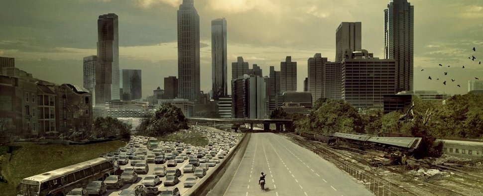 So begann „The Walking Dead“ einst: Rick Grimes (Andrew Lincoln) reitet nach Atlanta – Bild: AMC