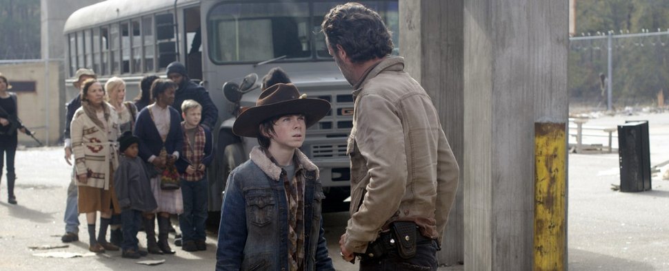 Rick Grimes (Frank Lincoln, r.) mit Sohn Carl in „The Walking Dead“ – Bild: AMC