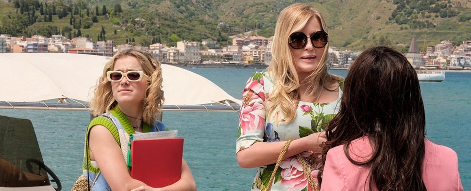 „The White Lotus“: Haley Lu Richardson (l.) und Jennifer Coolidge (r.) in der zweiten Staffel – Bild: Sky Deutschland/© 2022 Home Box Office, Inc. All rights reserved.