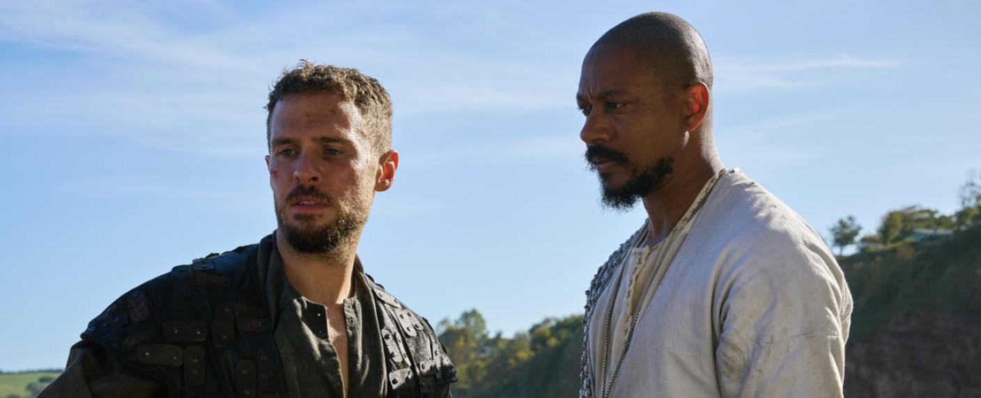 „The Winter King“-Trailer: Iain de Caestecker („Agents of S.H.I.E.L.D“) in legendärer Artus-Saga – Britische Abenteuerserie nach Bernard Cornwells Romanreihe – Bild: ITVX/​MGM