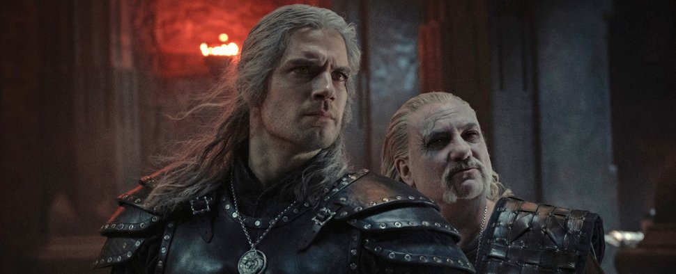 „The Witcher“: Geralt von Riva (Henry Cavill) mit Vesemir (Kim Bodnia) – Bild: Netflix