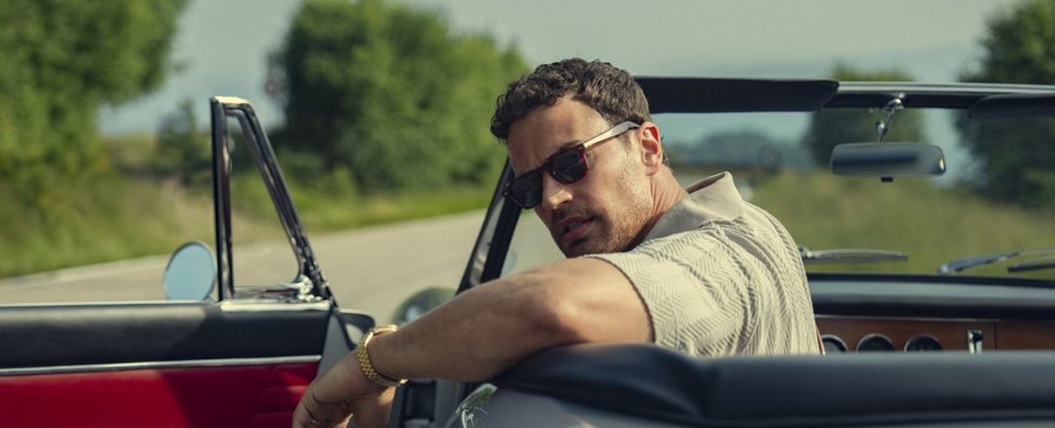 Theo James kommt mit der zweiten Staffel von „The Gentlemen“ zurück – Bild: Matt Towers/Netflix
