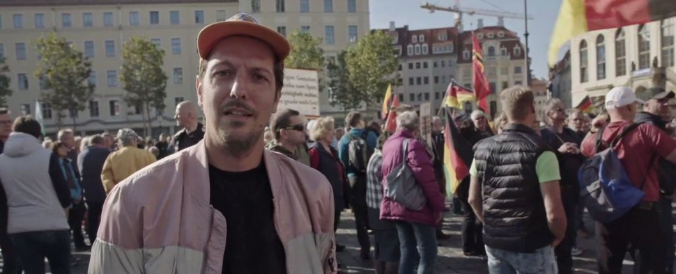 ProSieben-Reporter Thilo Mischke auf einer rechten Demo – Bild: ProSieben