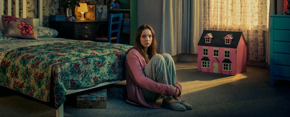 „Thirteen“: Die 26-jährige Ivy (Jodie Comer) wirkt bei der Rückkehr in ihr Jugendzimmer verloren – Bild: BBC/Todd Anthony