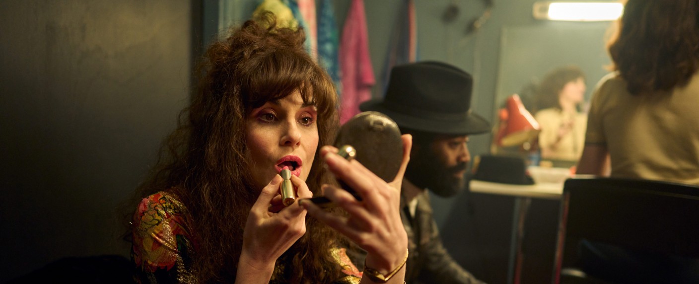 „This Town“: „Peaky Blinders“-Schöpfer kehrt für Musikdrama nach Birmingham zurück – Trailer und Starttermin für BBC-Serie mit „Downton Abbey“-Star Michelle Dockery – Bild: BBC