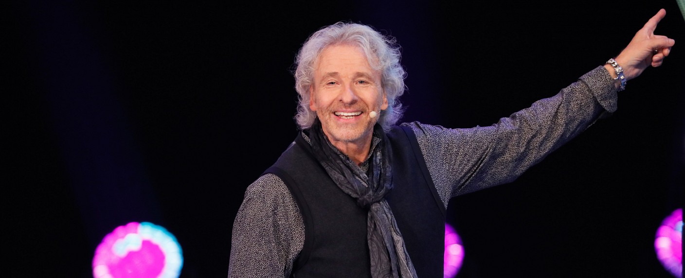 Gottschalk feiert 50 Jahre Flower Power in neuer ZDF-Samstagabendshow – „Gottschalks große 68er Show“ im Herbst – Bild: ZDF/​Richard Hübner