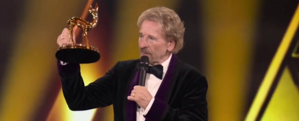 Thomas Gottschalk auf der Bühne beim Bambi 2025 – Bild: Prime Video/Screenshot