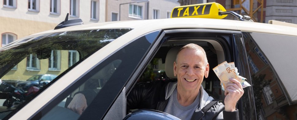 Thomas Hackenberg fährt wieder das „Quiz Taxi“ – Bild: Kabel Eins/Boris Breuer