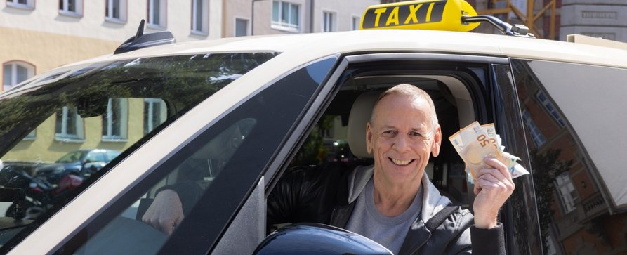 Das „Quiz Taxi“ ist zurück: So sieht eine gelungene Neuauflage aus! – Review – Thomas Hackenberg überrascht Taxi-Fahrgäste wieder mit Gewinn-Chance – Bild: Kabel Eins/​Boris Breuer