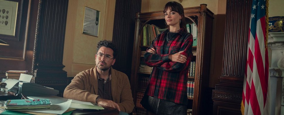 Thomas Molloy (Dan Levy) mit Maeve (Emma Mackey) in der vierten Staffel von „Sex Education“ – Bild: Netflix