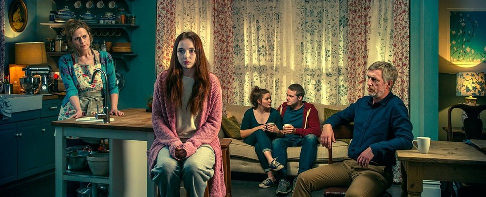 „Thirteen“: Rückkehrerin Ivy (Jodie Comer) im ihr entfremdeten alten Umfeld – Bild: BBC Three