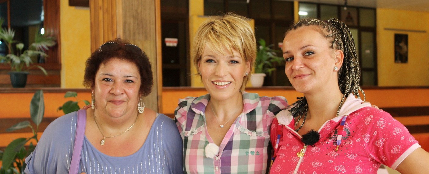 „Ticket to Love“: Andrea Ballschuh ab Mai für RTL unterwegs – Familienzusammenführung mit der „Volle Kanne“-Moderatorin – Bild: RTL