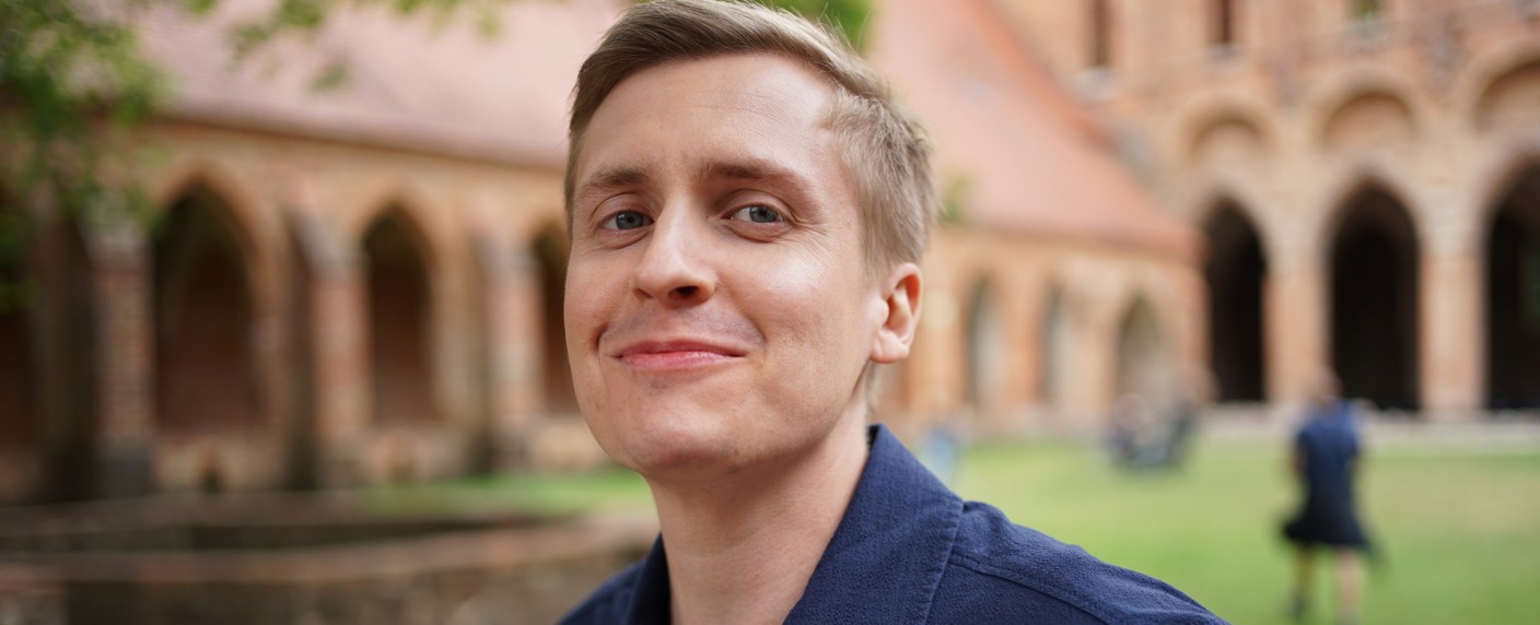 „heute-show“: Till Reiners verkürzt die Sommerpause mit „Till to go!“ – Comedian begibt sich für das ZDF auf satirische Spaziergänge – Bild: ZDF/​Frederic Boegel