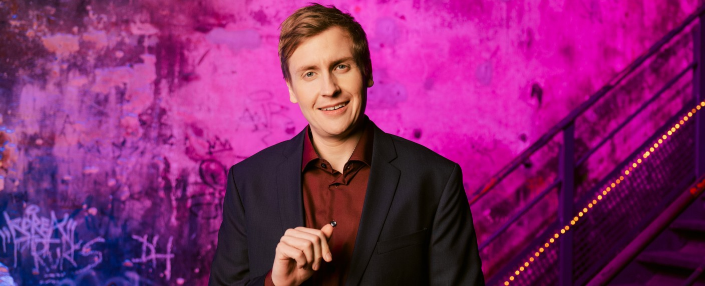 Nach Pufpaff-Wechsel zu ProSieben: 3sat setzt „Happy Hour“ mit neuem Moderator fort – Till Reiners übernimmt monatliche Kabarett- und Comedyshow – Bild: ZDF/​Daniel Dittus