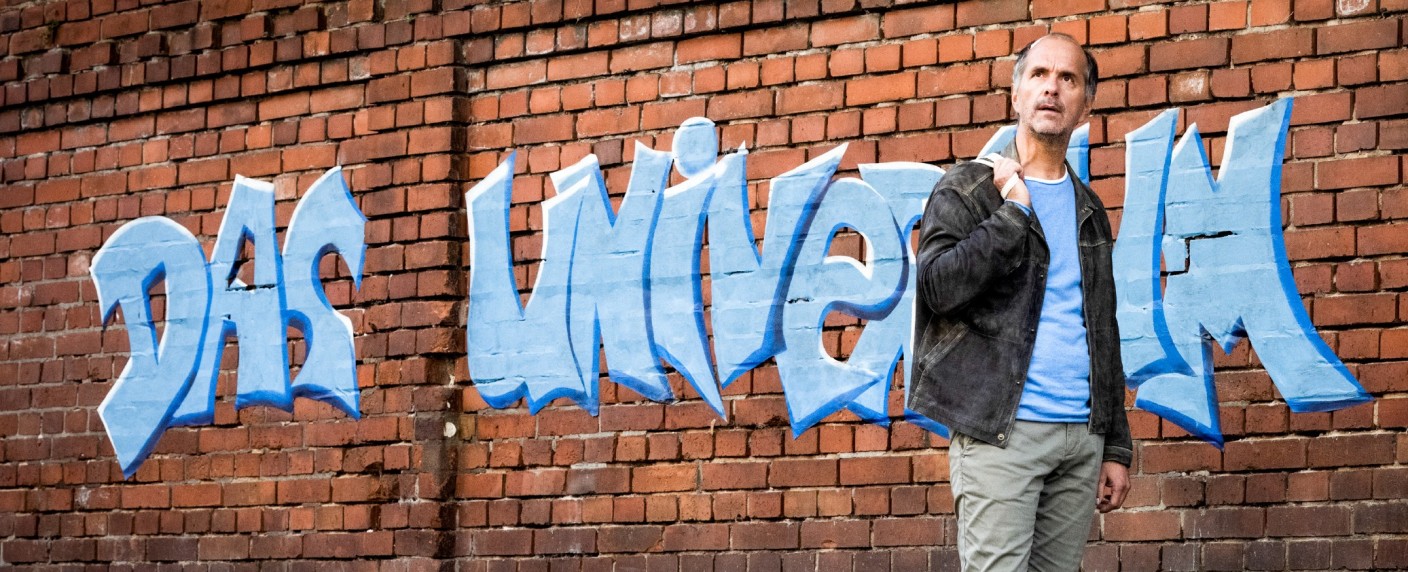 „Tilo Neumann und das Universum“: Diese Stimme im Kopf zieht nicht nur Christoph Maria Herbst in ihren Bann – Review – Neue TVNOW-Dramedy trifft die richtigen Töne – Bild: TVNOW/​Martin Valentin Menke