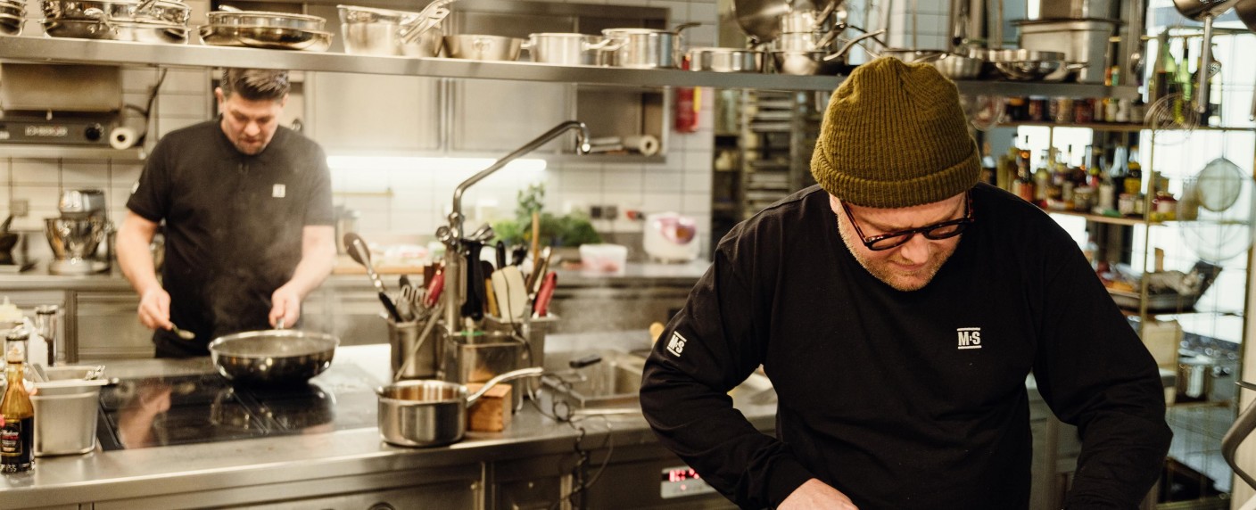 Tim Mälzer liefert weiter ab – mit neuen Herausforderern – VOX-Erfolgsformat schon bald mit weiteren Folgen zurück – Bild: RTL /​ Hendrik Lüders