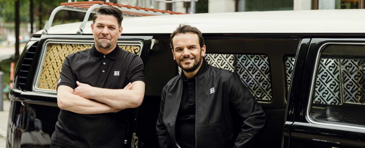 „Mälzer und Henssler liefern ab!“: Neue Folge in Sicht – VOX kündigt nächste Ausgabe des Kochduells an – Bild: RTL/​Hendrik Lüders