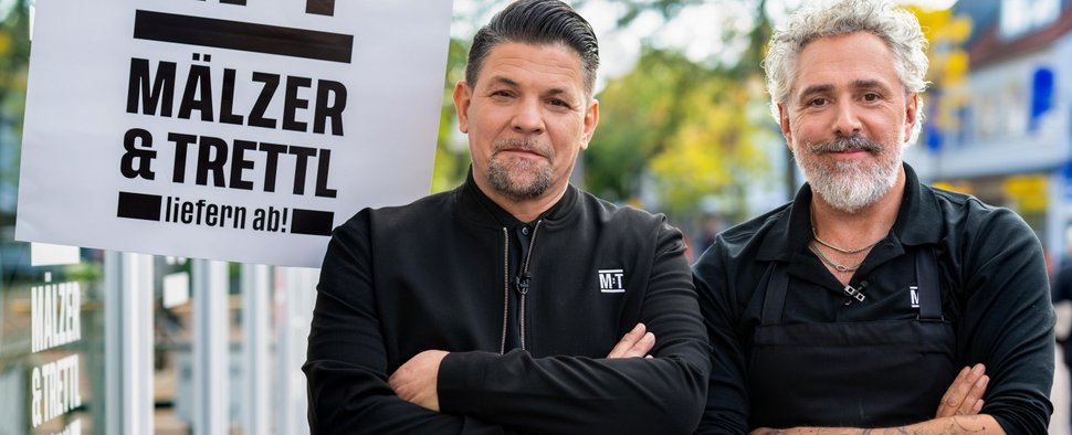 Tim Mälzer (l.) und Roland Trettl wollen ihre anonymen Besteller überzeugen – Bild: RTL/Markus Hertrich
