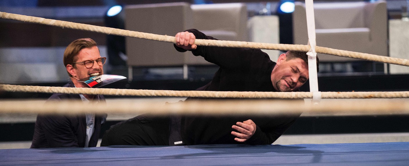 „Beginner gegen Gewinner“: Neue Ausgabe Anfang August auf ProSieben – Tim Mälzer im Boxring, Joko Winterscheidt auf Skiern beim Biathlon – Bild: ProSieben/​Jens Hartmann