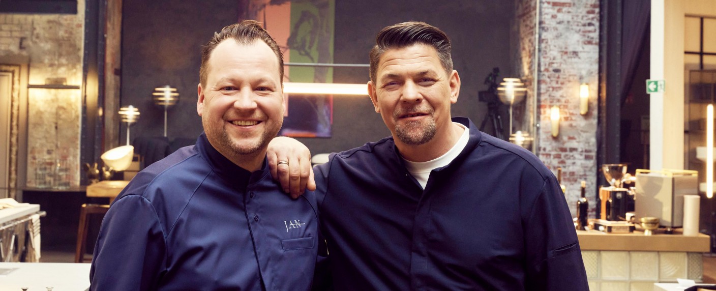 „Mälzers Meisterklasse“: Starttermin für neue VOX-Kochshow – Tim Mälzer und Sternekoch Jan Hartwig suchen das Kochtalent von morgen – Bild: RTL/​Hendrik Lüders