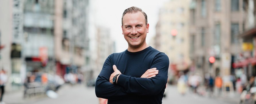 Tim Raue wird neuer „Restauranttester“ bei RTL – Sternekoch tritt in die Fußstapfen von Christian Rach – Bild: RTL/​Nils Hasenau