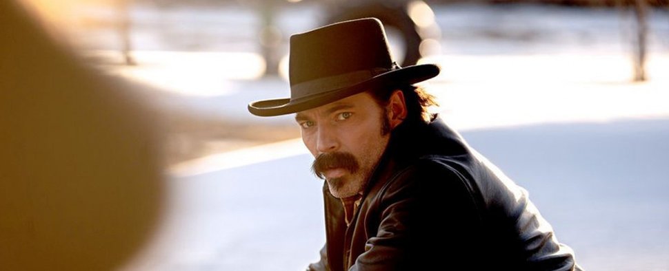 Tim Rozon als Doc Holliday in „Wynonna Earp“ – Bild: SYFY