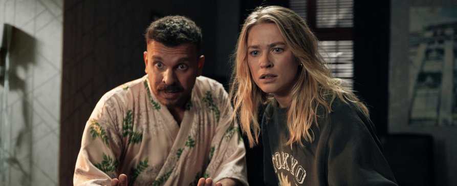„Das Geschenk“: Sneakpeek zu deutscher Netflix-Komödie mit Jeanne Goursaud, Edin Hasanović und Heiner Lauterbach – Perfekt geplanter Kindergeburtstag läuft völlig aus dem Ruder – Bild: Netflix/Anika Molnar „Das Geschenk“: Sneakpeek zu deutscher Netflix-Komödie mit Jeanne Goursaud, Edin Hasanović und Heiner Lauterbach – Perfekt geplanter Kindergeburtstag läuft völlig aus dem Ruder – Bild: Netflix/Anika Molnar