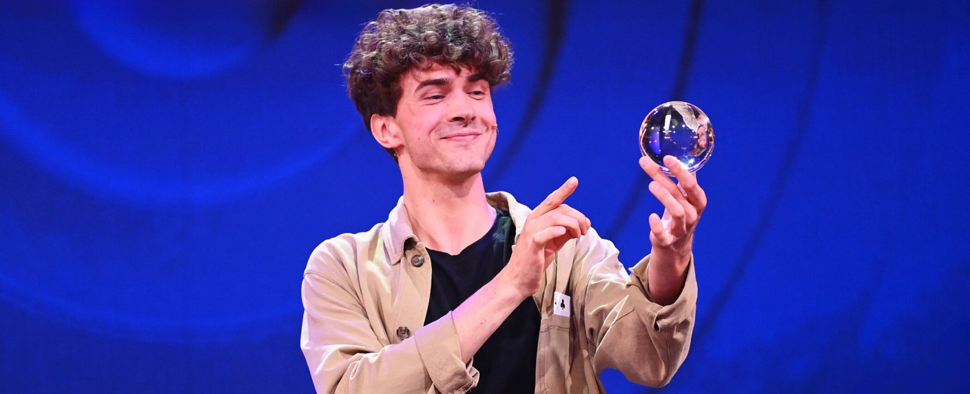 Mentalist Timon Krause bekommt eigenes Primetime-Format auf ProSieben – Manipulation, Menschenkenntnis und Mindgames in „Ich durchschaue jeden! – Timon Krauses Mentalisten Show“ – Bild: Joyn/​Willi Weber