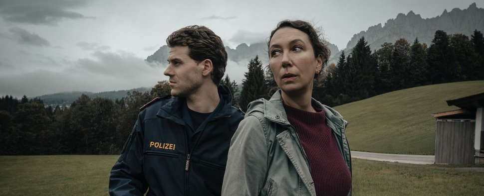 Ursula Strauss (r.) und Noah L. Perktold (l.) in der neuen Krimireihe „Tirolerblut“ – Bild: ARD Degeto Film/ORF/filmpool fiction/Rundfilm/Nikolett Kustos