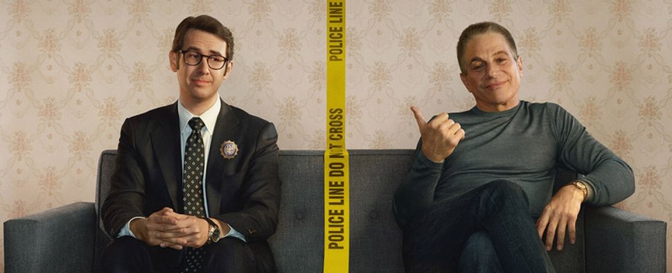 Tony „TJ“ Junior (Josh Groban) und Tony Caruso Senior (Tony Danza) in „The Good Cop“ – Bild: Netflix