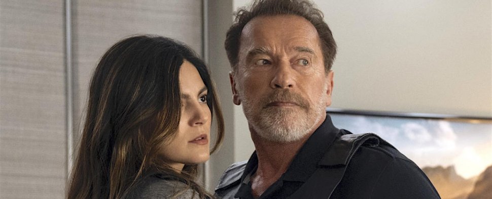 Tochter und Vater, gemeinsam in Gefahr: Emma (Monica Barbaro) und Luke (Arnold Schwarzenegger) – Bild: Netflix