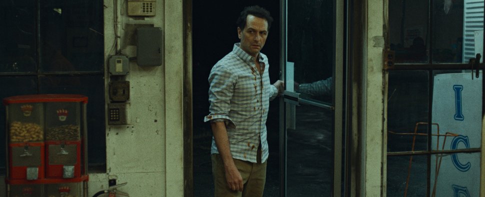 Tom Loftis (Matthew Rhys) hat es in „Widow’s Bay“ nicht leicht – Bild: Apple TV