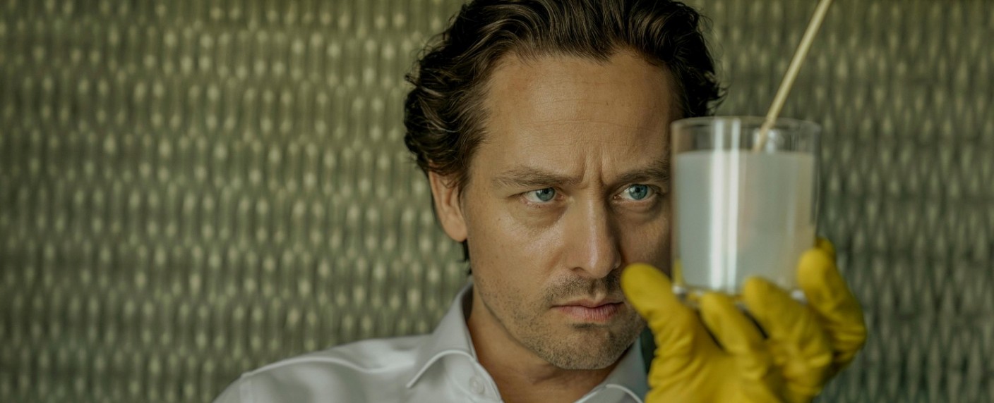 „Achtsam morden“ wird fortgesetzt: Netflix bestellt zweite Staffel des Serienhits – Tom Schilling ist noch lange nicht fertig! – Bild: Netflix/​Julia Terjung