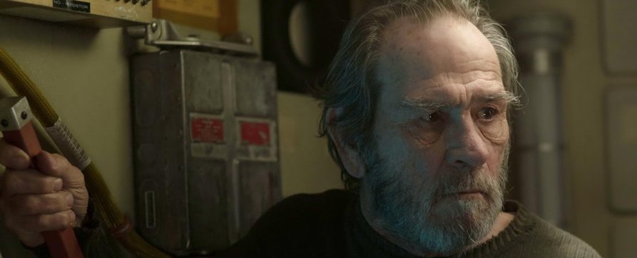 Seltener Abstecher ins Serienfach! Leinwandstar Tommy Lee Jones („Men in Black“) schließt sich Staffel 2 von „The Lowdown“ an – Hochgelobte Crime-Comedy mit Ethan Hawke als Wahrheitsforscher in Tulsa/​Oklahoma – Bild: 20th Century Studios