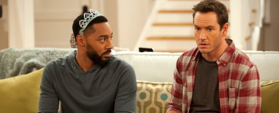 Tone Bell und Mark-Paul Gosselaar in „People are Talking“ – Bild: NBC