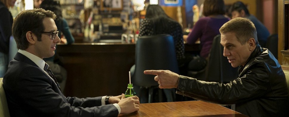 Tony Junior (Josh Groban) und Tony Senior (Tony Danza) in „The Good Cop“ – Bild: Michele K Short/Netflix