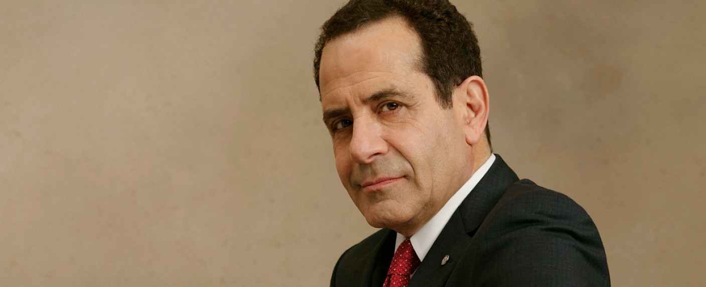 Tony Shalhoub für Amazon-Pilot der „Gilmore Girls“-Schöpferin engagiert – „Monk“-Darsteller verstärkt „The Marvelous Mrs. Maisel“ – Bild: CBS