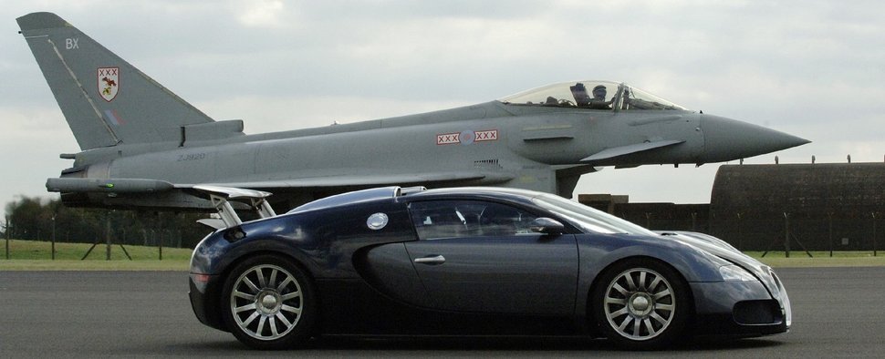 „Top Gear: The Races“: Gewinnt der Bugatti Veyron oder der Eurofighter-Jet das Rennen? – Bild: RTL NITRO / BBC Worldwid