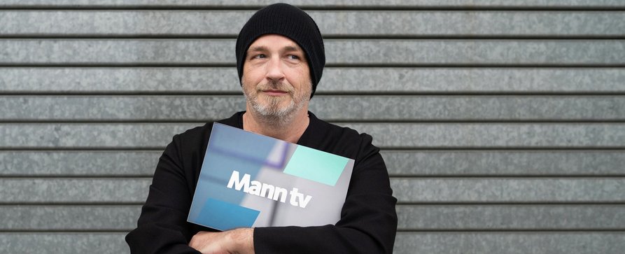 Torsten Sträter moderiert „Mann tv“ – Neue Ausgabe des WDR-Männermagazins läuft morgen – Bild: WDR/​Jan-Philipp Behr
