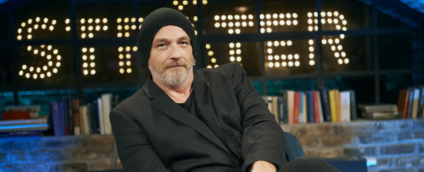 Torsten Sträter: „Um verheizt zu werden, muss man sich auch verheizen lassen“ – Interview über „One Mic Stand“, Dieter Nuhr, Depression und Ruf der deutschen Comedy – Bild: WDR/​Melanie Grande