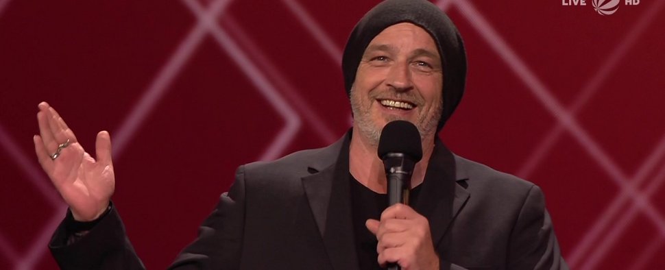 Torsten Sträter erhielt den Deutschen Comedypreis 2020 für sein TV-Soloprogramm – Bild: Sat.1/Screenshot