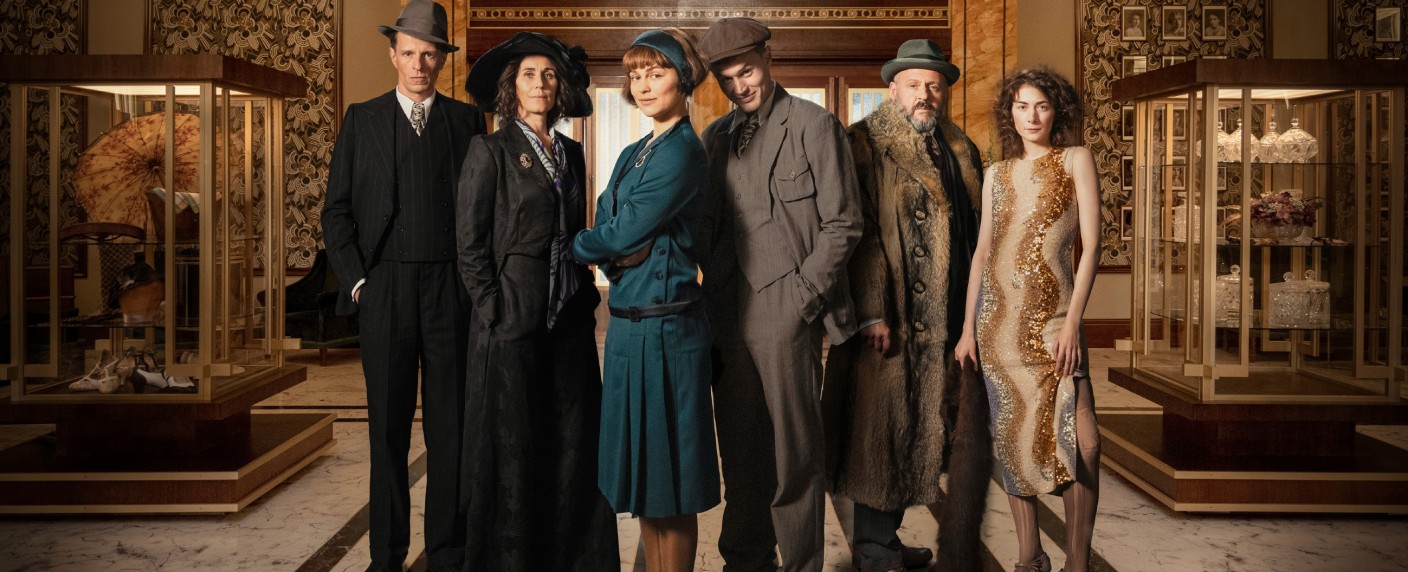 „Das Haus der Träume“: Termine für Free-TV-Ausstrahlung der Auftaktstaffel und Deutschland-Premiere des Finales – Historisches Drama mit Nina Kunzendorf und Samuel Finzi – Bild: TVNOW/​Stephan Zwickirsch/​X Filme