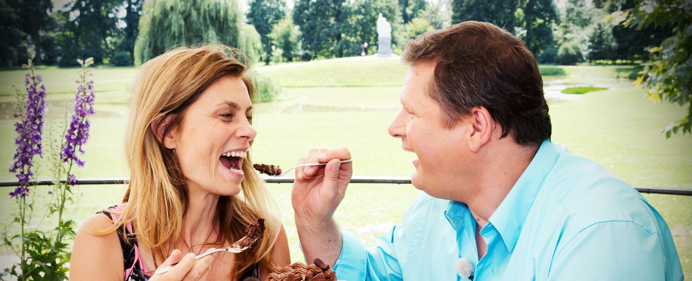 VOX startet neue Back-Show „Tortenschlacht“ – Köchin Sarah Wiener lässt Hobbybäcker anrühren – Bild: VOX/​Jörg Carstensen