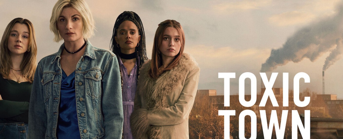 „Toxic Town“: Trailer zum Umweltdrama mit Jodie Whittaker („Doctor Who“) – Auch Aimee Lou Wood („Sex Education“) in Serie nach wahren Begebenheiten – Bild: Netflix